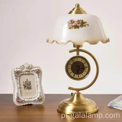 Lâmpada de mesa de metal retro elegante com tom de flor